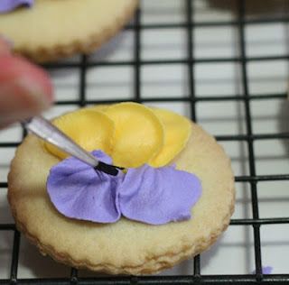 Galleta-Decorada-con-flor-de-pensamiento
