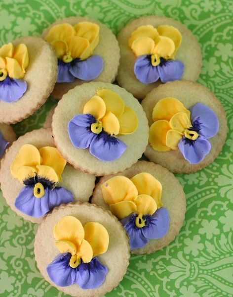 Galleta-Decorada-con-flor-de-pensamiento