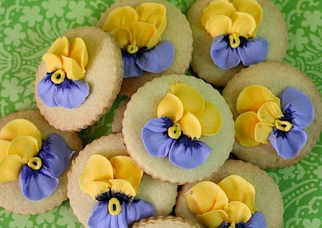 Galleta-Decorada-con-flor-de-pensamiento