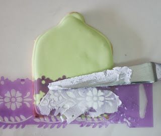 Receta-de-Tarde-de-té-2013,-uso-de-stencil-en-galletas